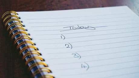 Hace 100 años, Ivy Lee descubrió una técnica para ser más productivo que hoy sigue funcionando: una lista de seis tareas