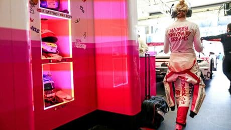 « Ce n’est pas qu’une voiture rose » : on a suivi les femmes des 24 Heures du Mans