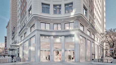 Inditex ha descubierto que sus tiendas gigantes son cada vez menos rentables. El problema es que no puede cerrarlas