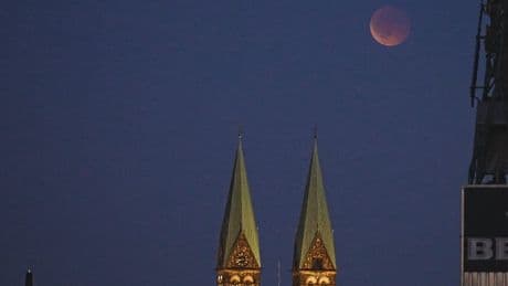 Mondfinsternis Bremen: Blutmond-Spektakel über Dom und Weser lockt Hunderte
