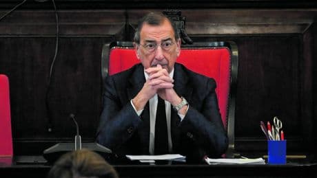 Sala si chiude nel silenzio e pensa alle dimissioni