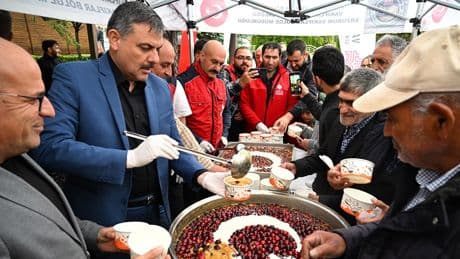 Vali Çiftçi'den vatandaşlara aşure ikramı