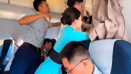 Chaos in der Business-Class - Promi an Bord lässt die Crew verzweifeln