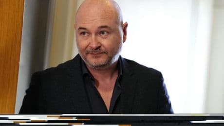 Cauet: accusé de viols, l'animateur fait son retour à l'antenne sur Europe 2 ce lundi
