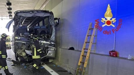 Incidente camion-scuolabus a Lomazzo, morta la maestra. Illesi tutti i bimbi