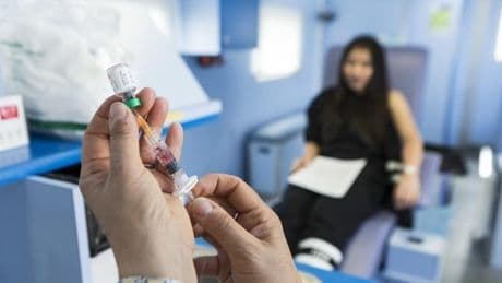 Inégalités d’accès, recul de la vaccination, faux certificats… pourquoi la rougeole fait son grand retour en France