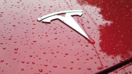 Tesla nach Regenguss Schrott: Fahrer trifft bei den Kosten der Schlag