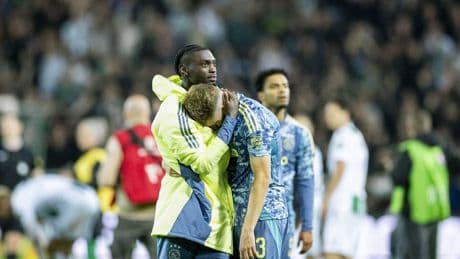 Ajax-spits Wout Weghorst rent geëmotioneerd naar de kleedkamer, terwijl in Eindhoven een feest losbarst. Verslag van een zenuwslopende voetbalavond