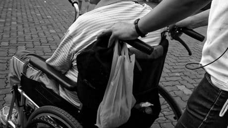 Milano, paraplegico torna a camminare dopo un intervento al San Raffaele: Andrea, 33 anni, aveva gravi lesioni al midollo
