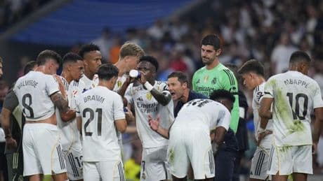 Turistas, silencios y tres puntos: así fue el primer día de Xabi Alonso en el Bernabéu
