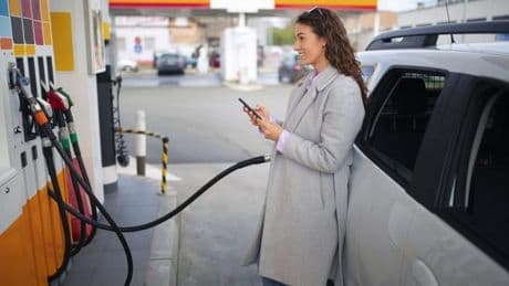 Esta es la razón por la que te pueden multar si utilizas el móvil en una gasolinera