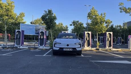 "Sin infraestructura, es muy difícil": Volvo no arranca con el coche eléctrico y cree que su gran problema está en España
