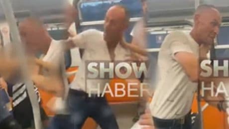 Gençleri 'küfürlü konuşma' diye uyaran adamı metroda evire çevire dövdüler