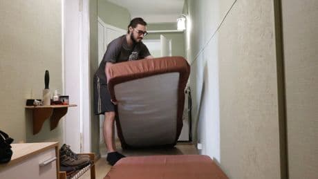 Manual de instrucciones para sobrevivir a un bombardeo ruso en un piso de Kiev