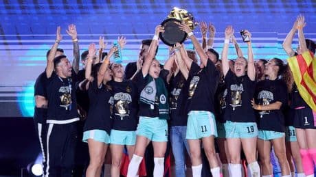 Las Troncas se llevan la corona del show de Piqué con Maria Pi de heroína