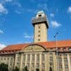 Letzte Rathaussitzung vor den Ferien : Milliarden, Baustellen und Bahnhofs-Jubiläen in Spandau