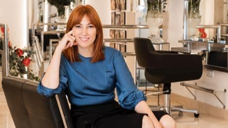 La peluquera María Baras, tajante: "A los 50, si quieres dejarte canas y no envejecer, debes apostar por este corte"