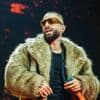 « Soyez plus responsable » : en plein concert, le chanteur Maluma interpelle une femme avec son bébé