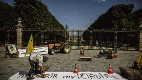 « Cancer, colère ! » : face à la loi Duplomb imposée par les lobbys, la résistance paysanne s’organise en marge de la CMP