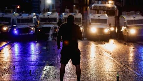 En Irlande du Nord, neuf policiers blessés et six arrestations après des violences anti-immigration