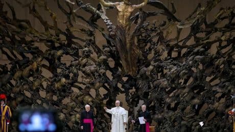 La historia que esconde la sobrecogedora escultura bajo la que ha comparecido León XIV