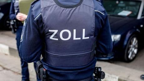 Schmuggelversuch: Zoll findet Goldschmuck in Babywindeln am Münchner Flughafen
