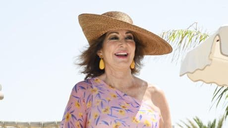 Una emocionada Ana Rosa Quintana brilla en la boda de su hijo mayor