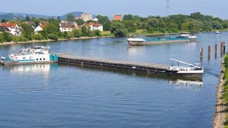 Donau bei Regensburg: Frachtschiff festgefahren – Einsatzkräfte starten neue Bergungsversuche