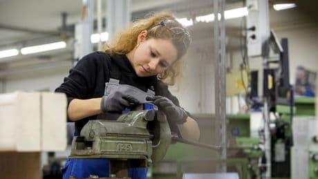 Apprentissage : quand la baisse des aides gouvernementales menace 65 000 postes d’alternants