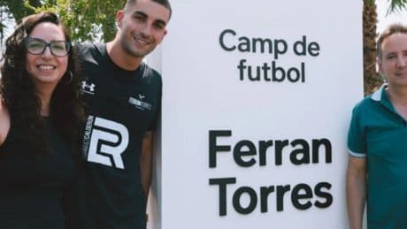 Ferran descubre la placa oficial del 'Camp de Futbol’ de Foios que lleva su nombre