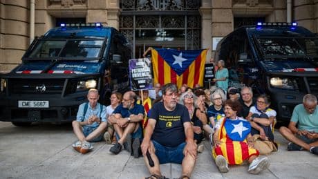 Llach, Borràs y unos amigos se hacen una foto en el MNAC para &quot;defender&quot; las pinturas de Sijena