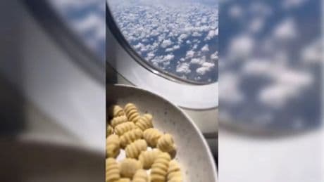 Una mujer cocina su comida en pleno vuelo: "No me gusta la comida del avión, así que la hice yo"
