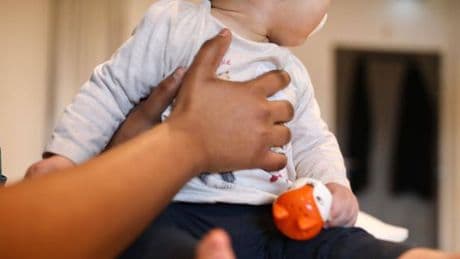 Ostéopathie pour les nourrissons : des professionnels de santé alertent sur une pratique en hausse dans les maternités