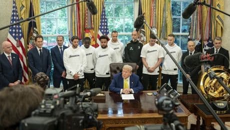 <p>La domanda di Trump fa calare il gelo, interviene Comolli: risposta da applausi</p>