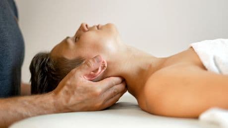 Wissenschaftlich geprüft: Sanfte Hände, große Versprechen: Was kann Osteopathie wirklich?