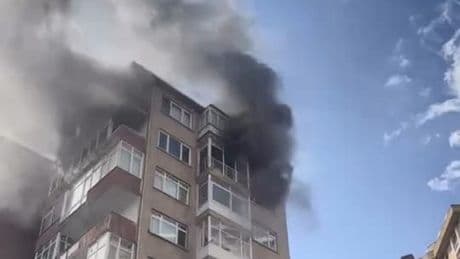 Kadıköy'de 10 katlı binada yangın
