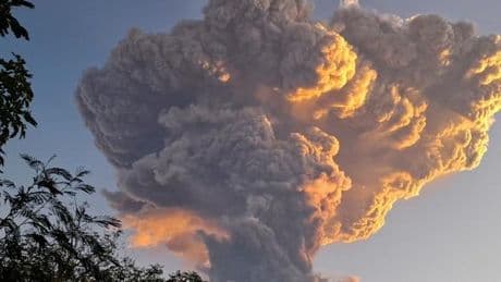 Eruption du volcan Lewotobi Laki-Laki près de Bali, niveau d’alerte maximal en Indonésie