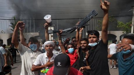 La turba incendia el parlamento de Nepal pese a la dimisión del primer ministro Oli