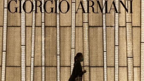 Batas anti-covid 'Made in Armani': cuando Giorgio transformó sus fábricas para luchar contra la pandemia