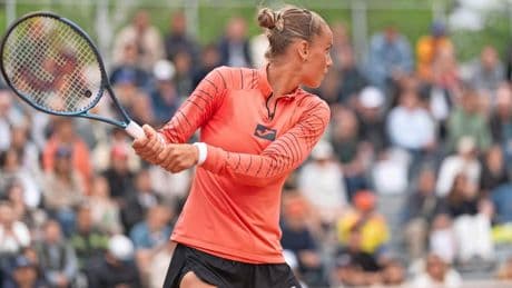 Strijdlustige Arantxa Rus toch kopje onder tegen Clara Tauson en strandt op Roland Garros