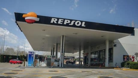 Alianza entre Repsol y Mowiz Truck para impulsar aparcamientos seguros para camiones en sus gasolineras