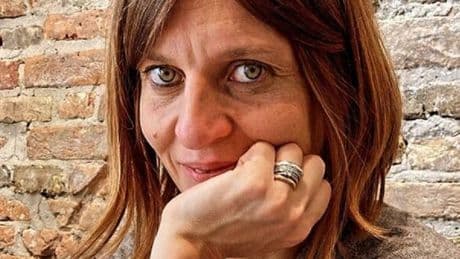 Eleonora Bellati si accascia a terra e muore sotto gli occhi del figlio di 2 anni. Il marito: «Piangeva e non smetteva di guardarla»