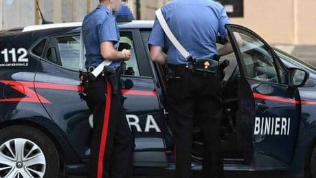 Santa Marinella, donna violentata in auto dopo la discoteca: gli aggressori le hanno rotto naso e costola