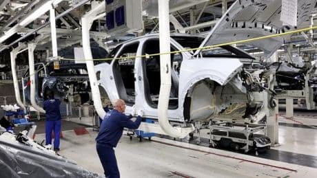 Selon les patrons de Stellantis et Renault, « le sort de l’industrie automobile européenne se joue cette année »