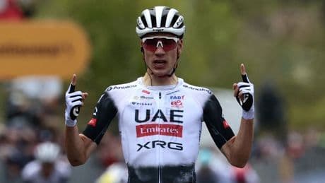 Ayuso wint eerste bergrit in Giro, Roglic neemt roze trui over van Pedersen
