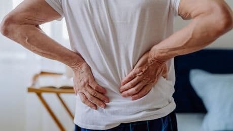 ¿Sufres dolor lumbar? Este es el tiempo que debes dedicar a caminar cada día, según un estudio