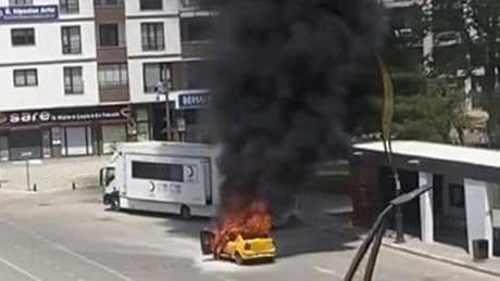 Elazığ’da can pazarı! Çakmağı çakmasıyla ticari taksi alev topuna döndü