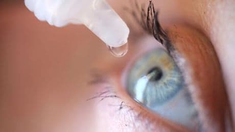 Altersweitsichtigkeit: Neue Augentropfen sollen die Lesebrille überflüssig machen