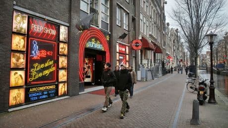 ¿Por qué el Barrio Rojo de Ámsterdam pasó de parecerme lo más moderno a repugnante?