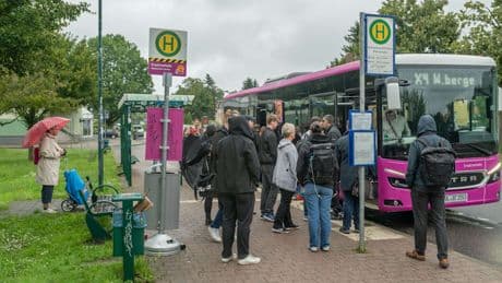 Deutsche Bahn saniert Strecke - Pendler zwischen Berlin und Hamburg abgehängt!